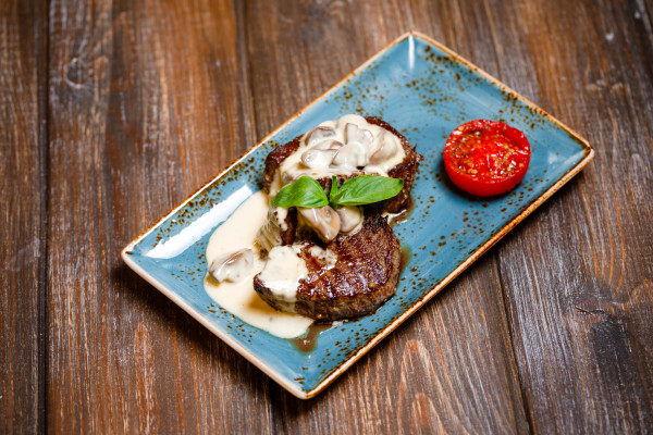 Медальоны из телятины в сливочно-грибном соусе